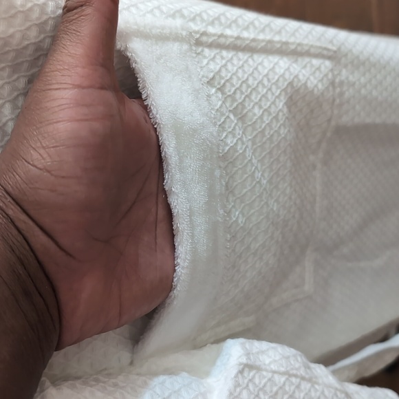 NWOT Unisex White Trump Hotels Bath Robe Textured Pattern Ultra Soft Lining - Picture 6 of 14